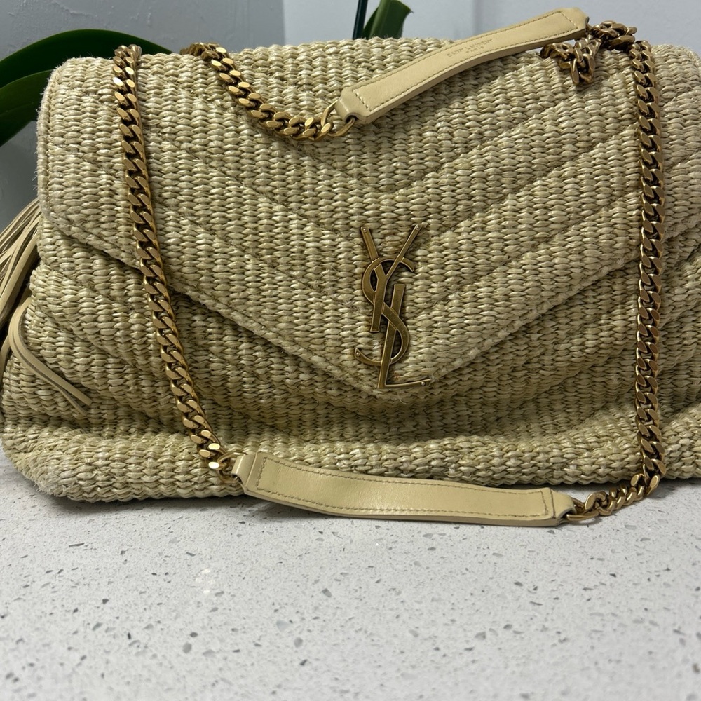 This is an authentic SAINT LAURENT Raffia Monogram Toy Loulou